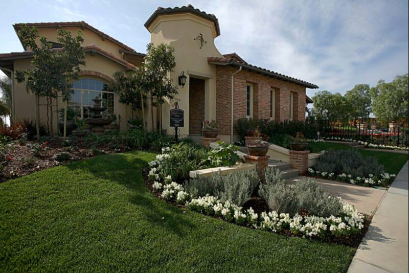 Свежая идея для дизайна: участок и сад среднего размера на переднем дворе в средиземноморском стиле - отличное фото интерьера