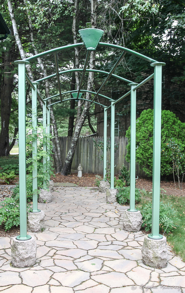 Inspiration pour un aménagement d'entrée ou allée de jardin latéral chalet de taille moyenne et l'été avec une exposition ensoleillée et des pavés en béton.