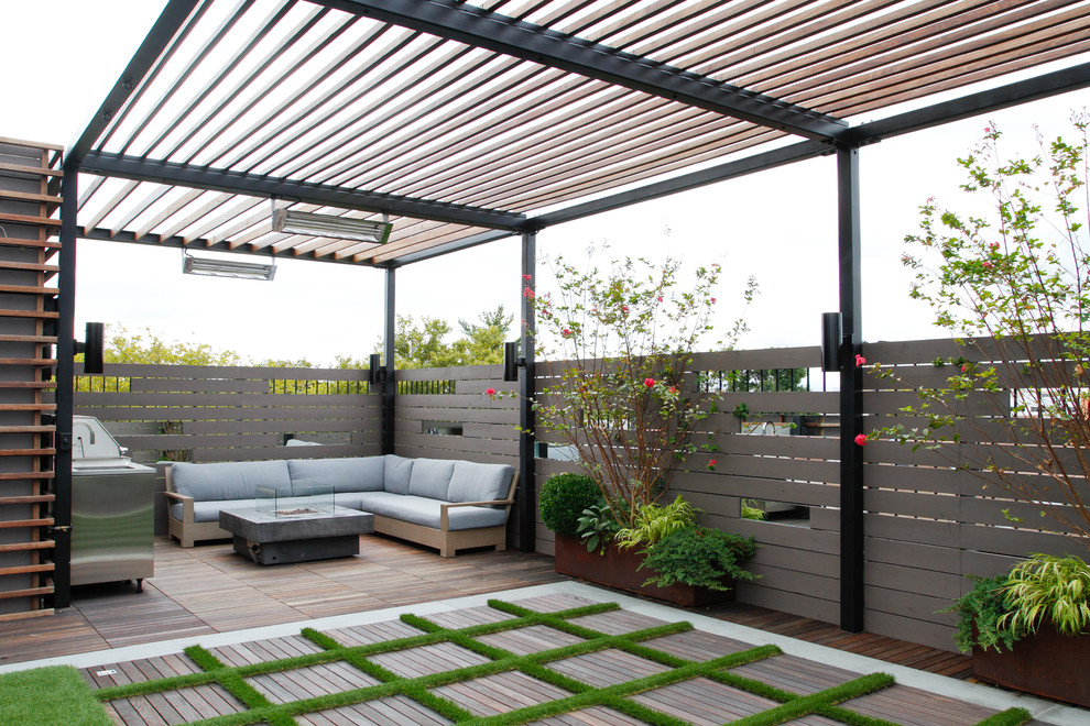 Idées déco pour un jardin arrière contemporain avec un foyer extérieur et une terrasse en bois.