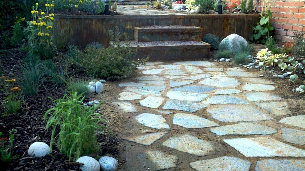 Стильный дизайн: большой весенний участок и сад на заднем дворе в стиле фьюжн с полуденной тенью и покрытием из каменной брусчатки - последний тренд