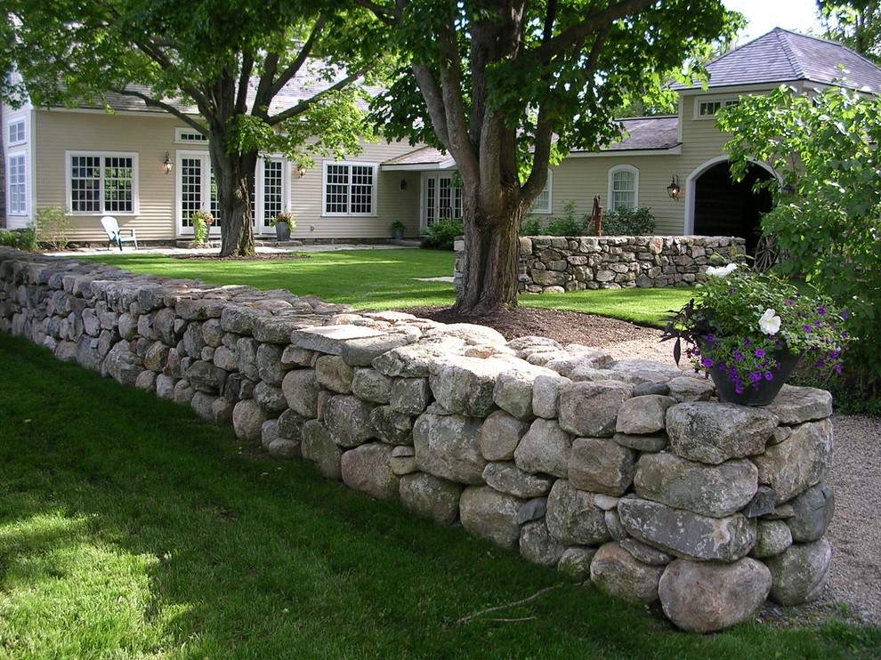 Idée de décoration pour un grand jardin champêtre l'été avec une exposition partiellement ombragée et des pavés en pierre naturelle.