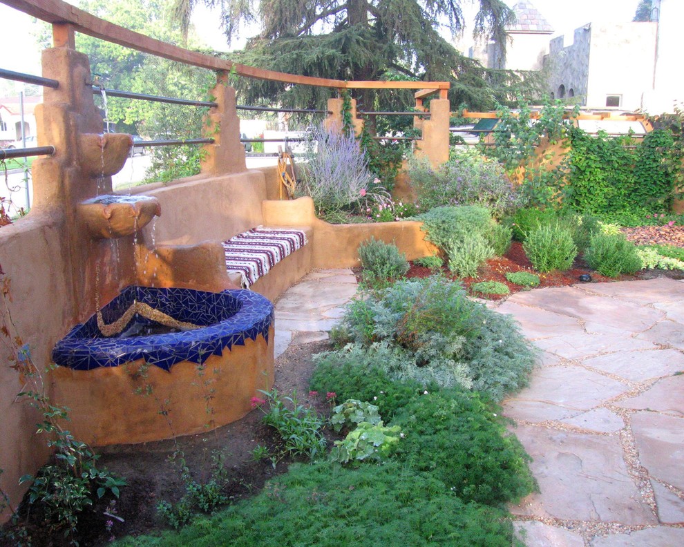 Großer, Halbschattiger Mediterraner Vorgarten im Sommer mit Natursteinplatten in Los Angeles