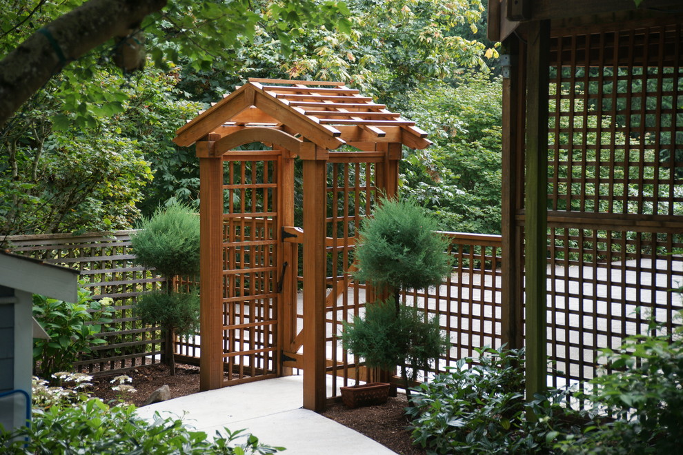 Идея дизайна: участок и сад на заднем дворе в классическом стиле с садовой дорожкой или калиткой