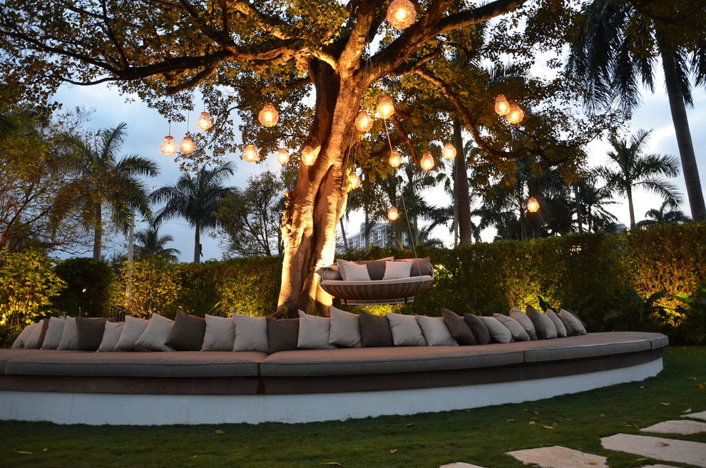 Großer Klassischer Vorgarten im Frühling mit Betonboden und direkter Sonneneinstrahlung in Miami