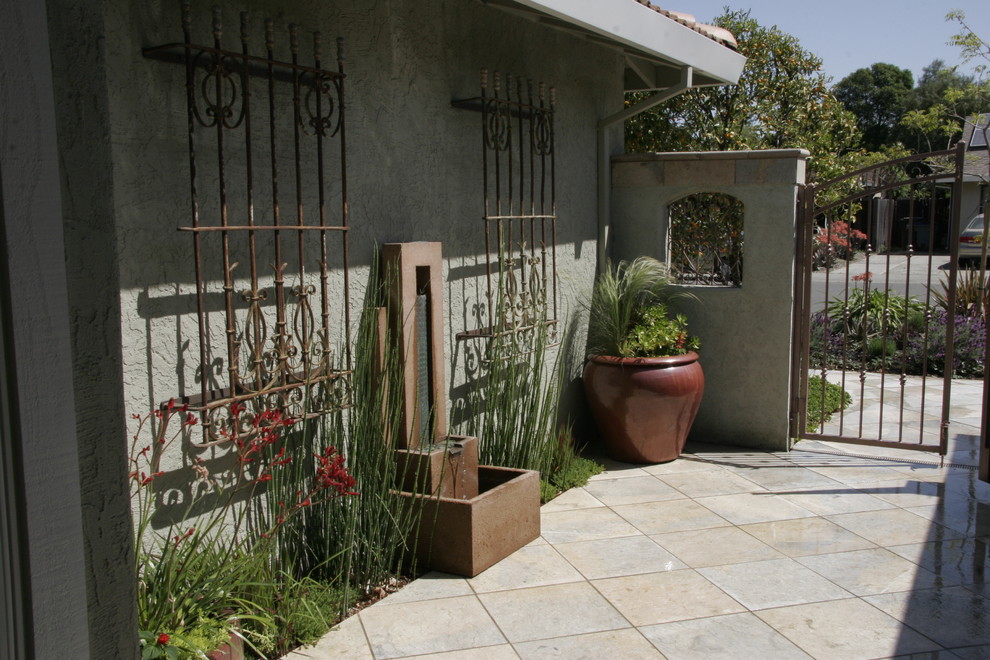 Design ideas for a contemporary landscaping in Sacramento.