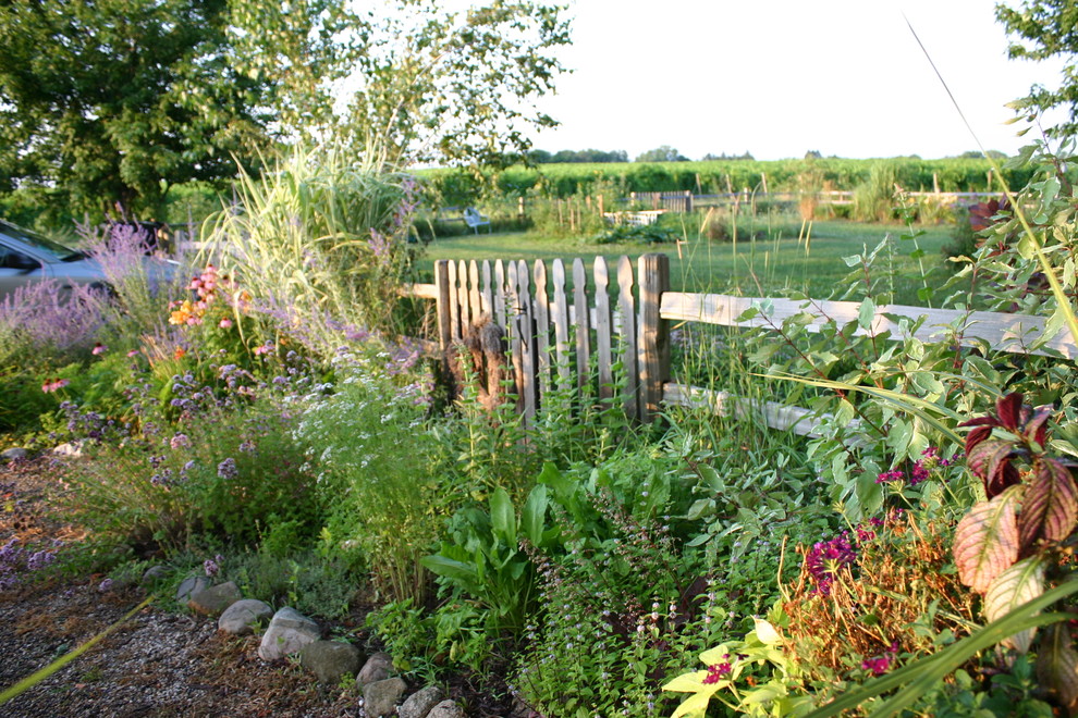 Esempio di un giardino country