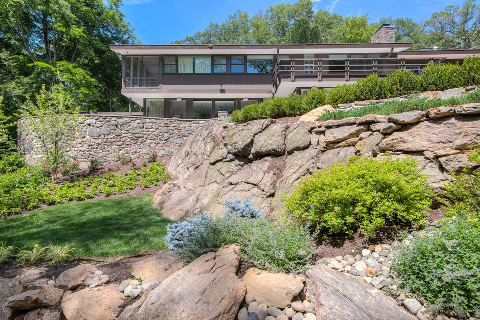 Idee per un giardino minimalista esposto in pieno sole dietro casa in estate con pavimentazioni in pietra naturale