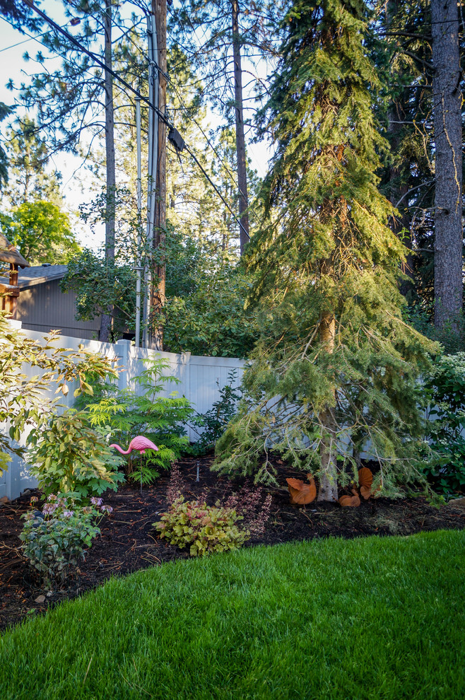 Идея дизайна: участок и сад среднего размера на заднем дворе в стиле рустика с местом для костра, полуденной тенью и мощением тротуарной плиткой