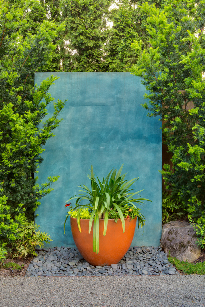 Идея дизайна: регулярный сад на заднем дворе в современном стиле с покрытием из каменной брусчатки
