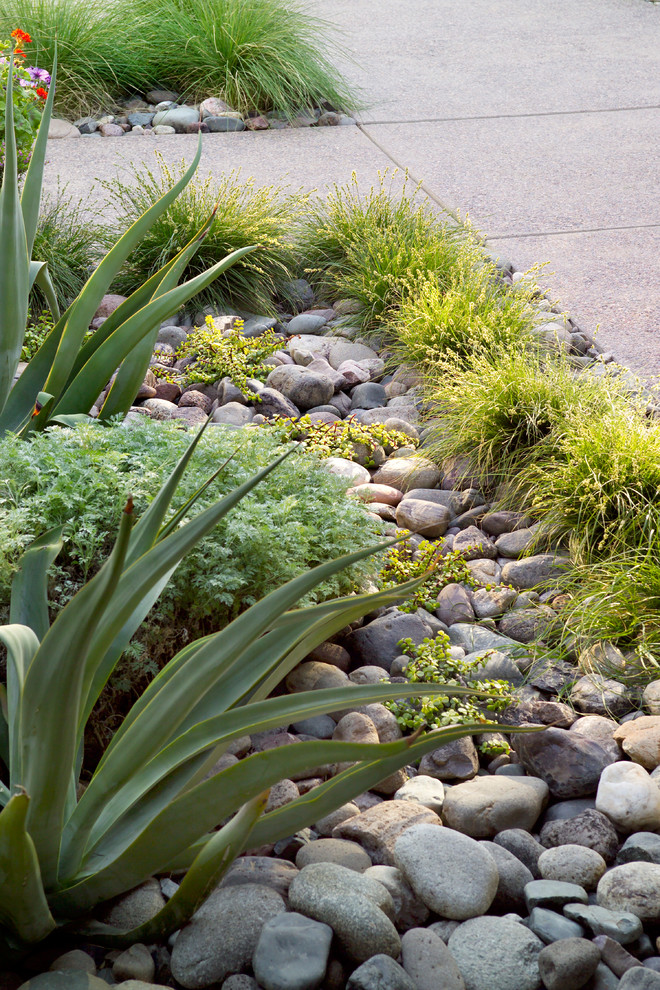 Inspiration for a transitional landscaping in Other.
