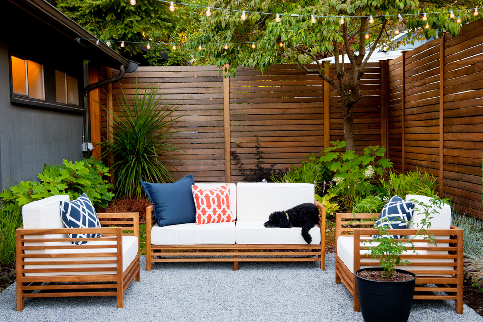 Foto di un piccolo giardino minimalista esposto a mezz'ombra davanti casa con un ingresso o sentiero e pavimentazioni in pietra naturale