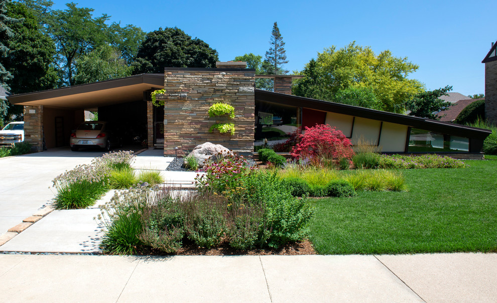 Design ideas for a medium sized retro front xeriscape full sun garden for summer in Milwaukee.