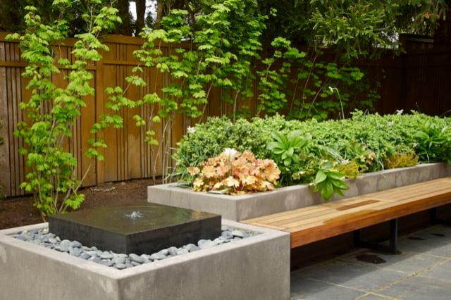 Foto de jardín contemporáneo de tamaño medio en patio trasero con adoquines de piedra natural