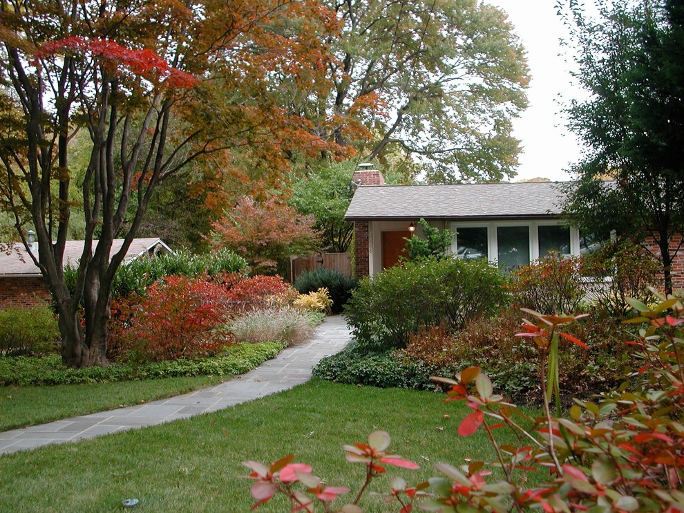 Пример оригинального дизайна: солнечный, осенний участок и сад среднего размера на переднем дворе в стиле ретро с покрытием из каменной брусчатки, садовой дорожкой или калиткой и хорошей освещенностью