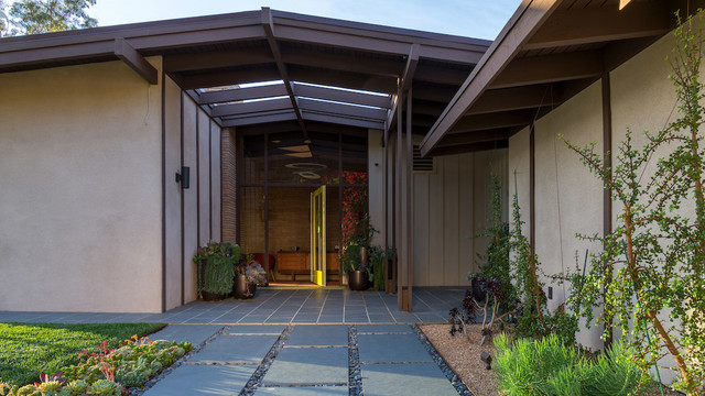 Mid-century modern entry with slate tile and concrete pavers - Modern