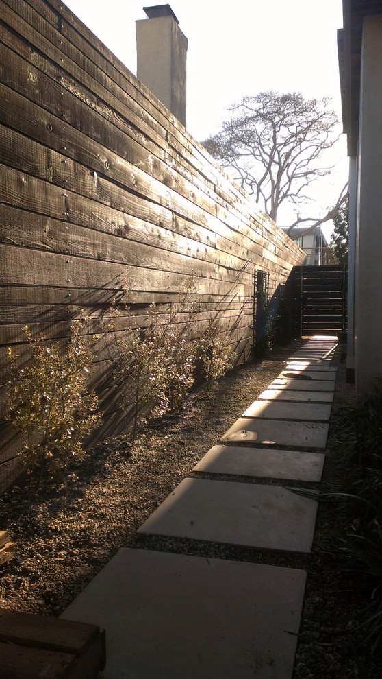 Foto di un giardino moderno esposto a mezz'ombra di medie dimensioni e davanti casa in primavera con pavimentazioni in cemento