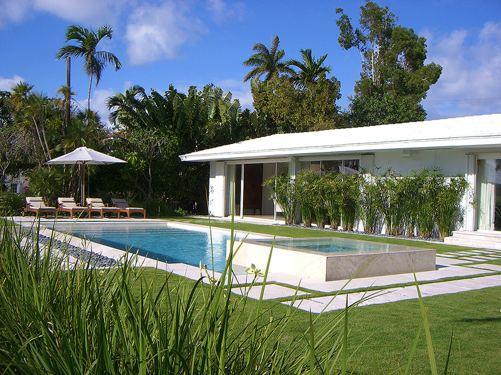 Inspiration for a mid-century modern landscaping in Miami.