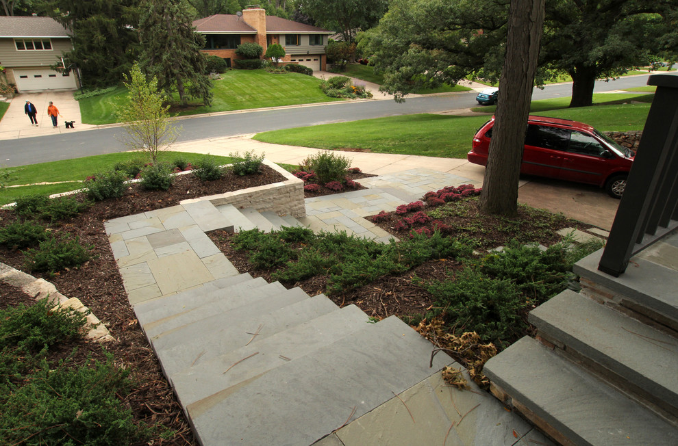 Exemple d'un aménagement d'entrée ou allée de jardin avant rétro de taille moyenne avec des pavés en béton.