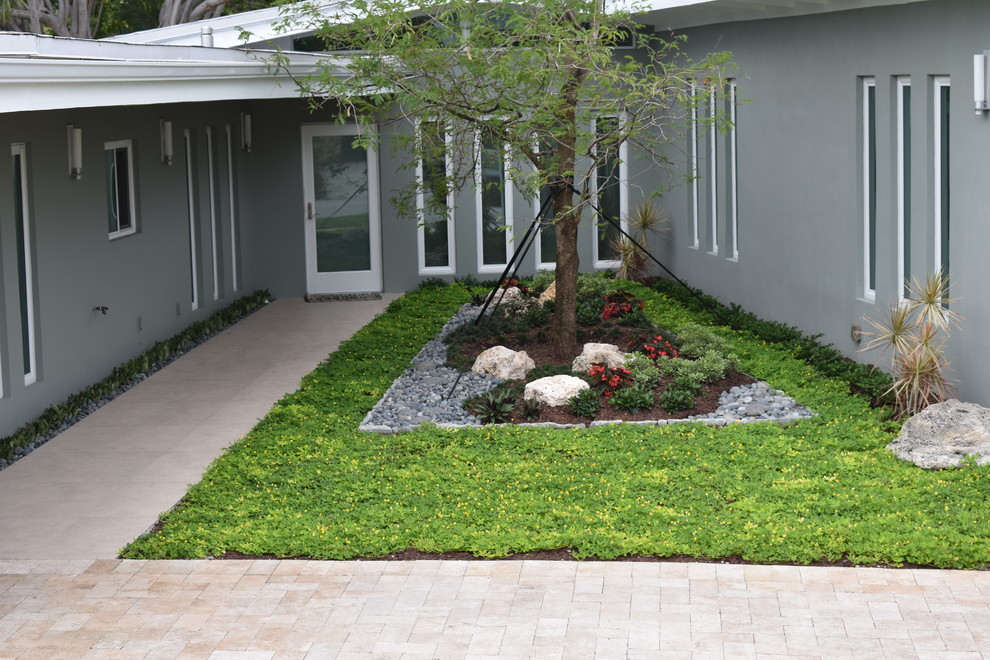 Cette image montre un jardin avant design de taille moyenne avec une exposition partiellement ombragée.