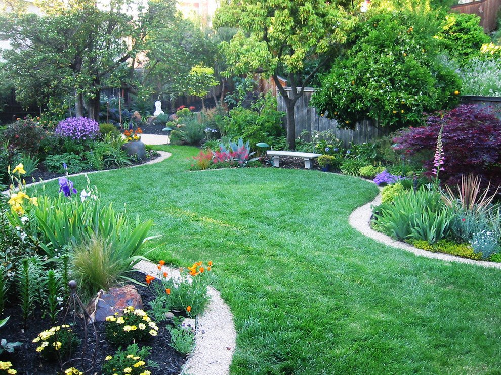 Идея дизайна: большой весенний регулярный сад на заднем дворе в классическом стиле с растениями в контейнерах, полуденной тенью и покрытием из гравия