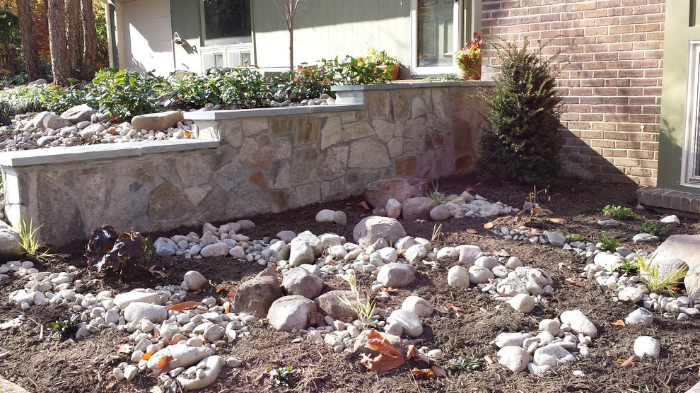 На фото: тенистый, летний участок и сад среднего размера на переднем дворе в стиле ретро с подпорной стенкой и покрытием из каменной брусчатки с