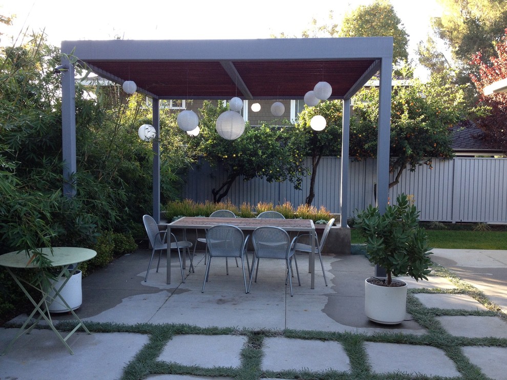 Mid century modern patio with concrete bench Midcentury Patio Los