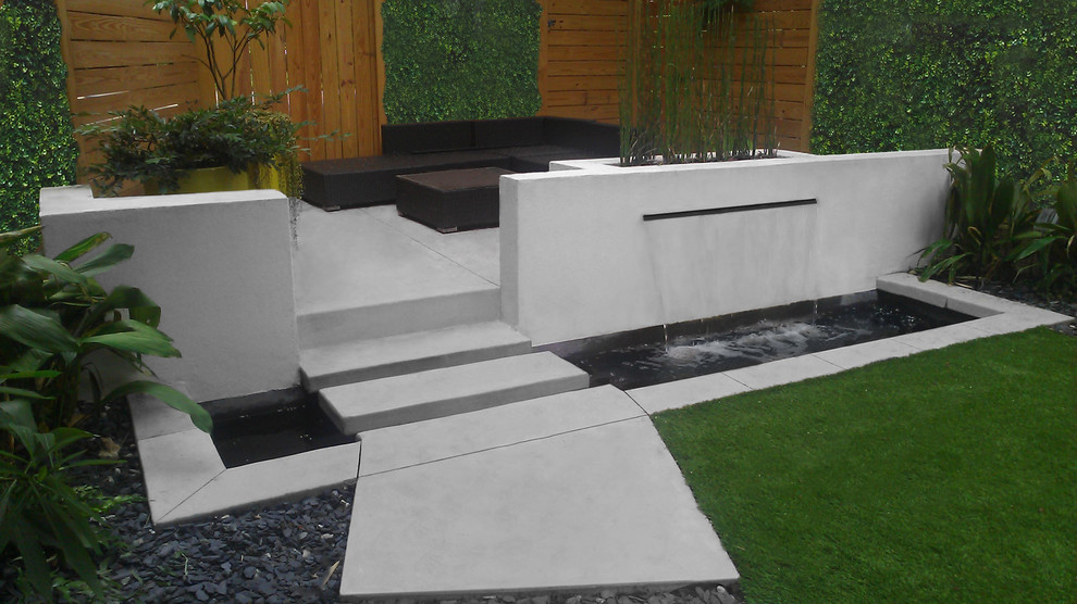 Идея дизайна: маленький тенистый участок и сад на заднем дворе в стиле модернизм для на участке и в саду