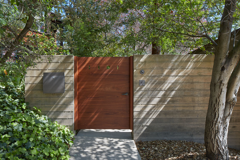 Idee per un piccolo giardino minimalista esposto a mezz'ombra davanti casa