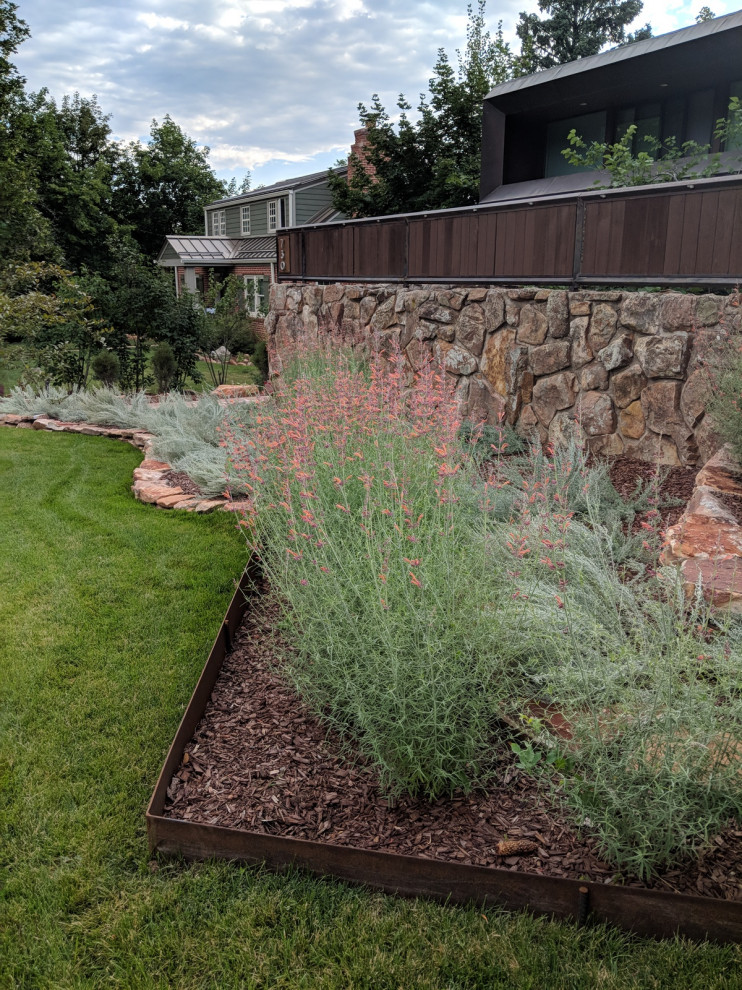Mittelgroßer Retro Vorgarten mit Blumenbeet, direkter Sonneneinstrahlung und Natursteinplatten in Denver