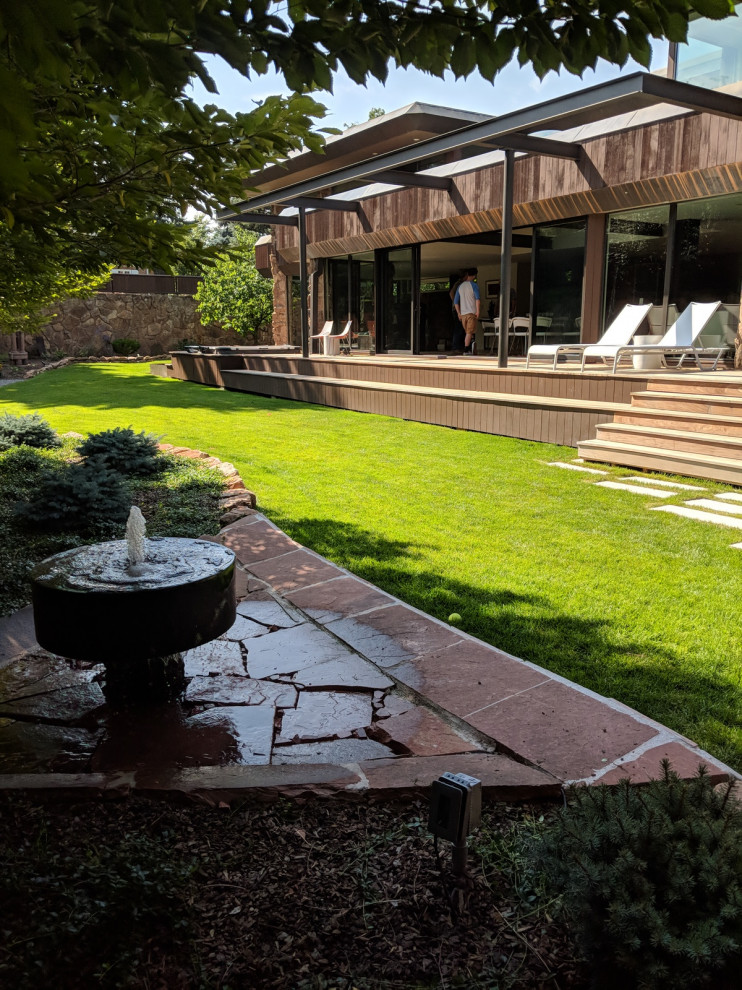 Mittelgroßer, Halbschattiger Mid-Century Garten hinter dem Haus mit Wasserspiel und Natursteinplatten in Denver