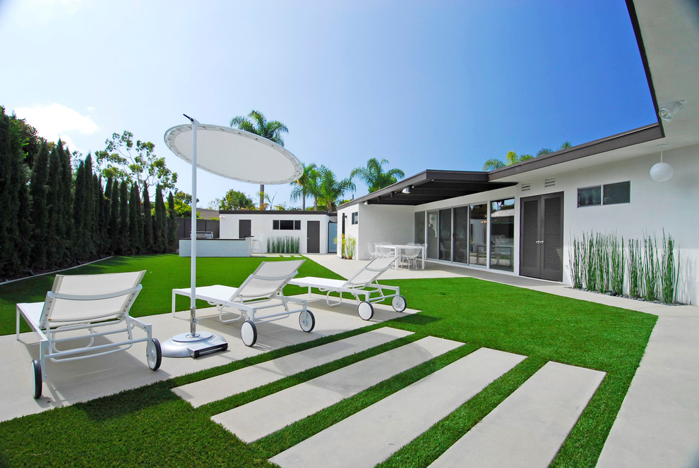 Идея дизайна: большой солнечный участок и сад на заднем дворе в современном стиле с мощением тротуарной плиткой и хорошей освещенностью