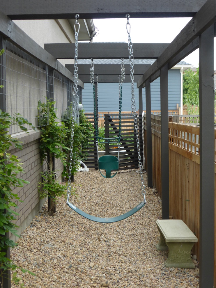 Immagine di un giardino moderno dietro casa con uno spazio giochi