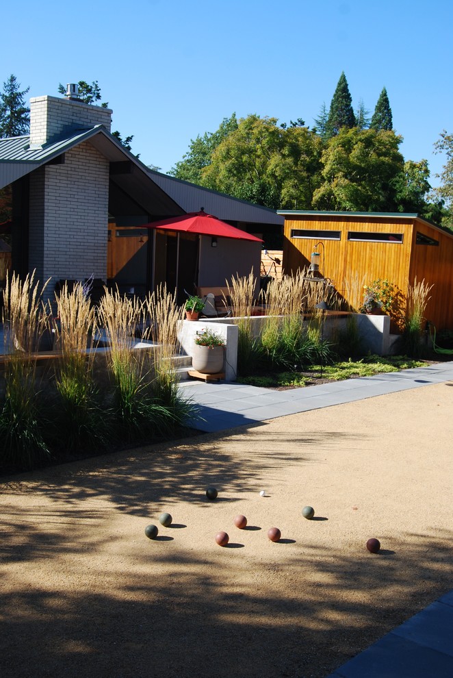 Стильный дизайн: солнечный участок и сад среднего размера на заднем дворе в стиле ретро с хорошей освещенностью - последний тренд