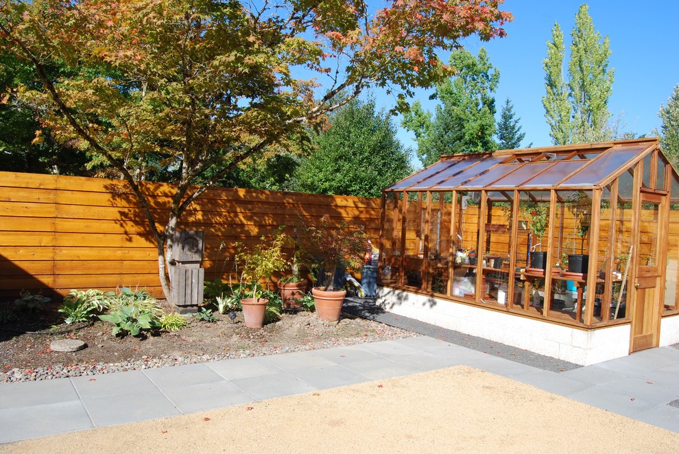 Photo of a mid-sized mid-century modern full sun backyard landscaping in Portland.