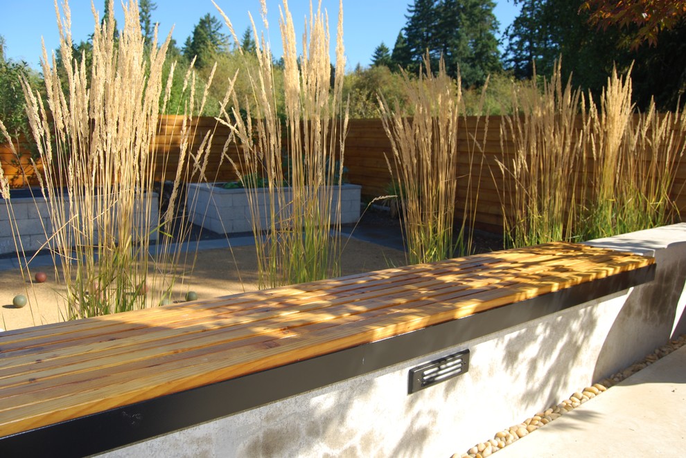 Mittelgroßer Retro Garten hinter dem Haus mit direkter Sonneneinstrahlung in Portland