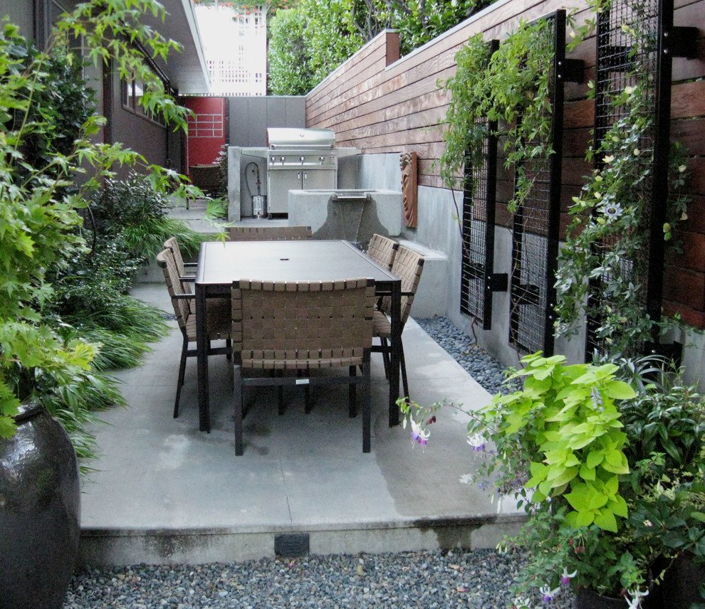 На фото: маленький садовый фонтан на заднем дворе в стиле ретро с полуденной тенью для на участке и в саду