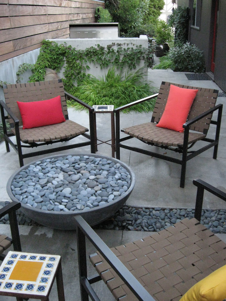 Diseño de jardín retro pequeño en patio trasero con brasero y exposición parcial al sol