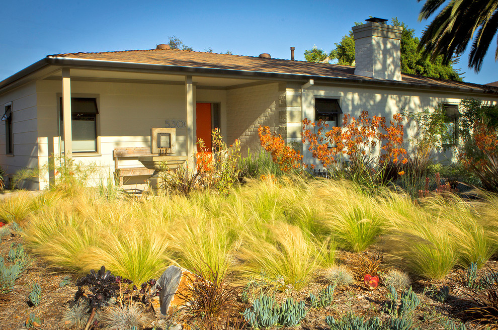 ロサンゼルスにある広いミッドセンチュリースタイルのおしゃれな庭 (ゼリスケープ) の写真