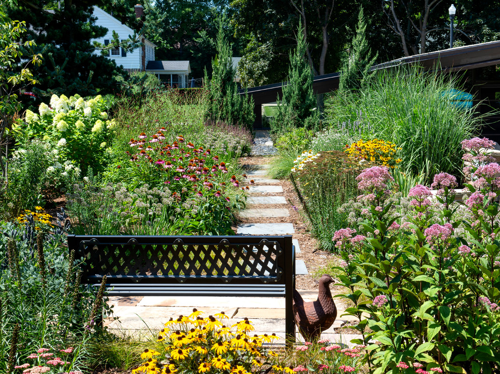Esempio di un giardino moderno esposto in pieno sole di medie dimensioni e dietro casa in estate con un ingresso o sentiero e pavimentazioni in pietra naturale
