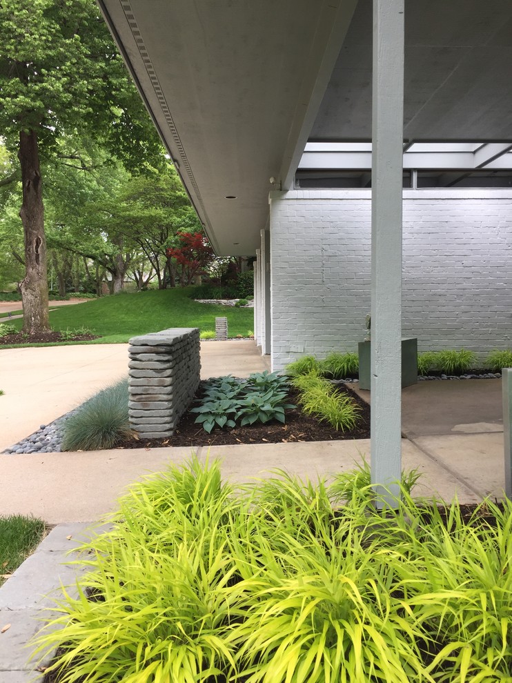 オマハにある広いミッドセンチュリースタイルのおしゃれな裏庭 (半日向、デッキ材舗装) の写真