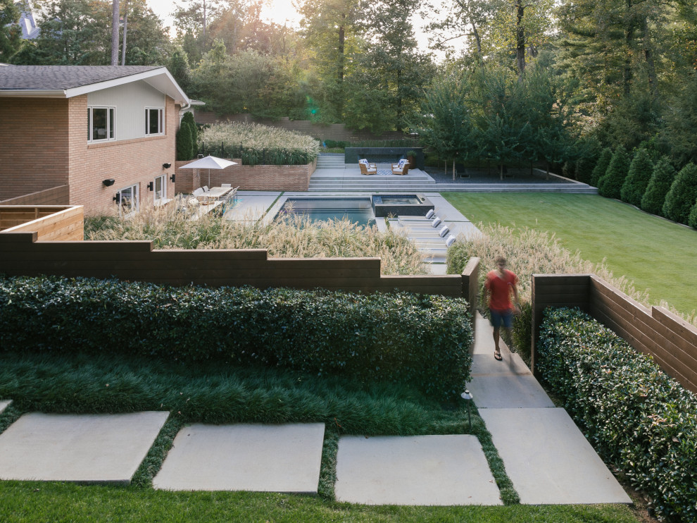 Design ideas for a mid-sized mid-century modern backyard landscaping in Atlanta.