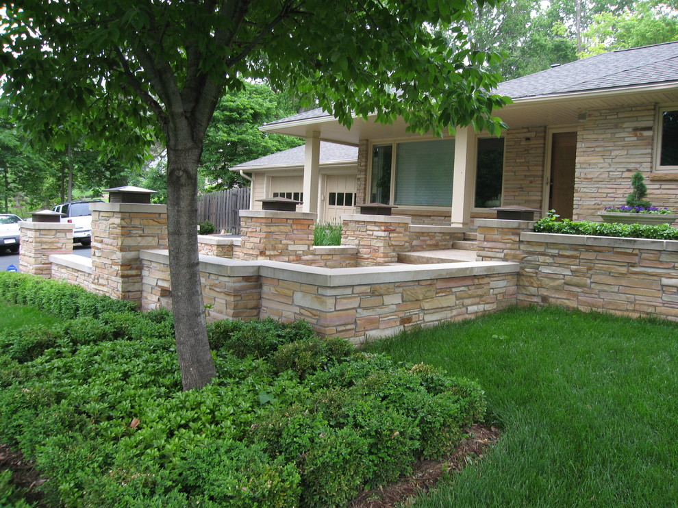 Пример оригинального дизайна: регулярный сад среднего размера на переднем дворе в стиле ретро с полуденной тенью, садовой дорожкой или калиткой и мощением тротуарной плиткой