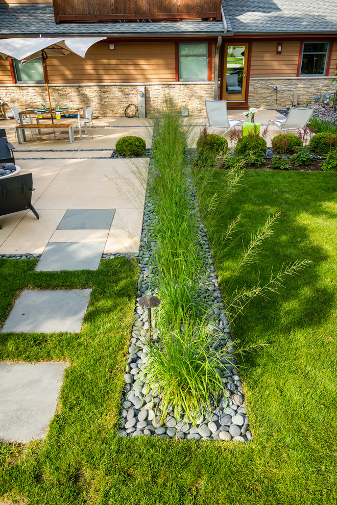 Modelo de jardín minimalista de tamaño medio en verano en patio trasero con brasero y exposición total al sol