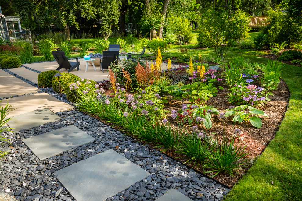 Immagine di un giardino moderno esposto a mezz'ombra di medie dimensioni e dietro casa in estate con un focolare