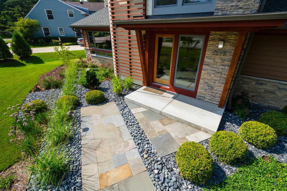 Ispirazione per un giardino xeriscape minimalista esposto in pieno sole di medie dimensioni e davanti casa in estate con pavimentazioni in pietra naturale e un ingresso o sentiero