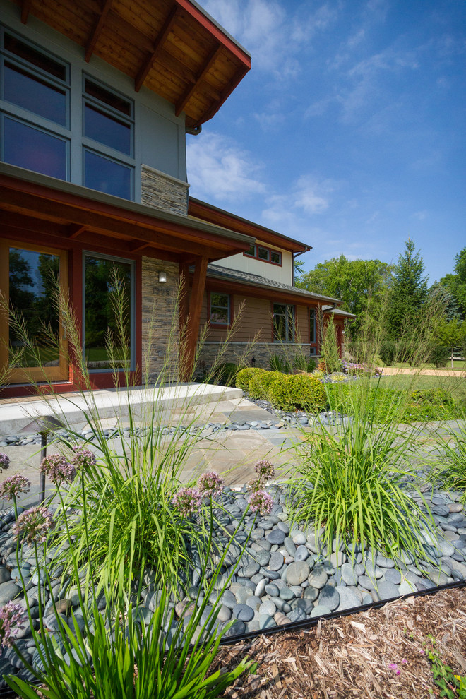 Diseño de camino de jardín de secano retro de tamaño medio en verano en patio delantero con adoquines de piedra natural y exposición total al sol