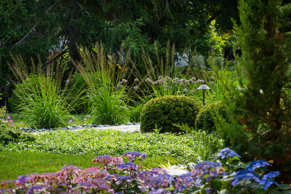 Идея дизайна: солнечный, летний засухоустойчивый сад среднего размера на переднем дворе в современном стиле с покрытием из гравия и хорошей освещенностью