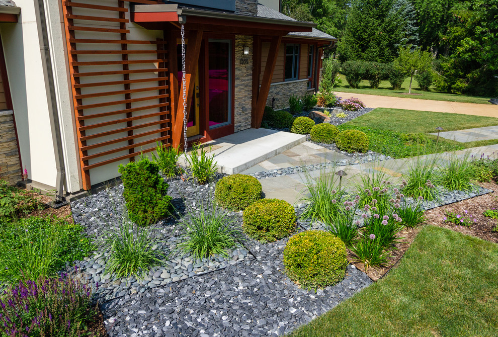 Imagen de camino de jardín de secano moderno de tamaño medio en verano en patio delantero con gravilla y exposición total al sol