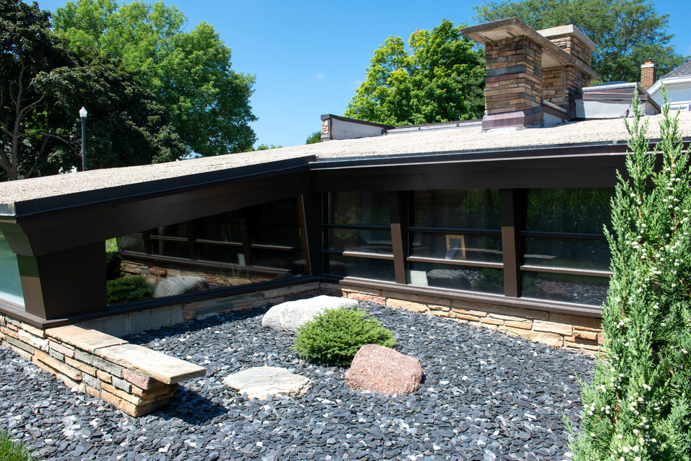 Design ideas for a medium sized retro side xeriscape full sun garden for winter in Milwaukee with gravel.