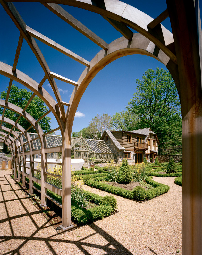 Idées déco pour un jardin potager arrière campagne avec une exposition ensoleillée et du gravier.